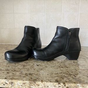 Women’s Dansko Scout Black Ankle Boot Size 39 feels more like 38